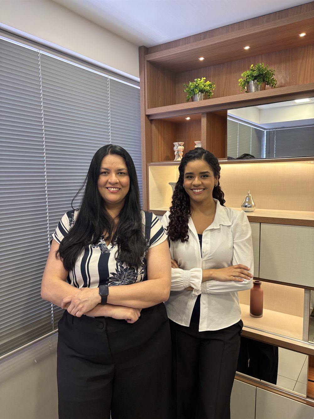 Simone e Ester, da equipe da JAD Compliance, lado a lado no escritório