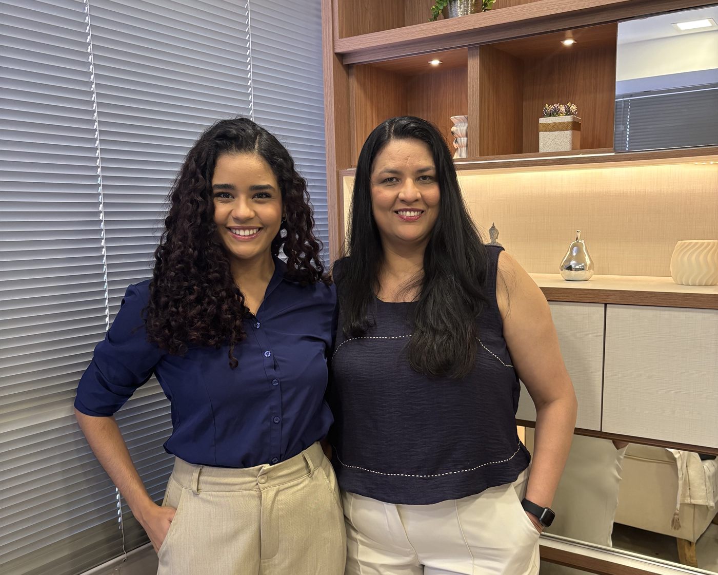 Simone e Ester, da equipe da JAD Compliance, lado a lado e sorrindo