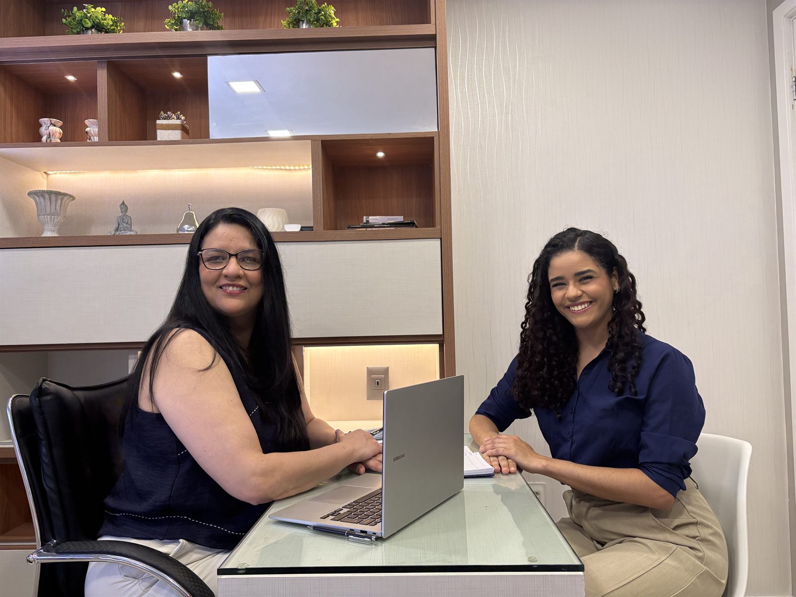 Simone e Ester, da equipe da JAD Compliance, atendendo juntas ao notebook
